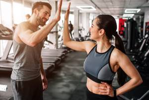 paar-gibt-sich-high-five-im-gym