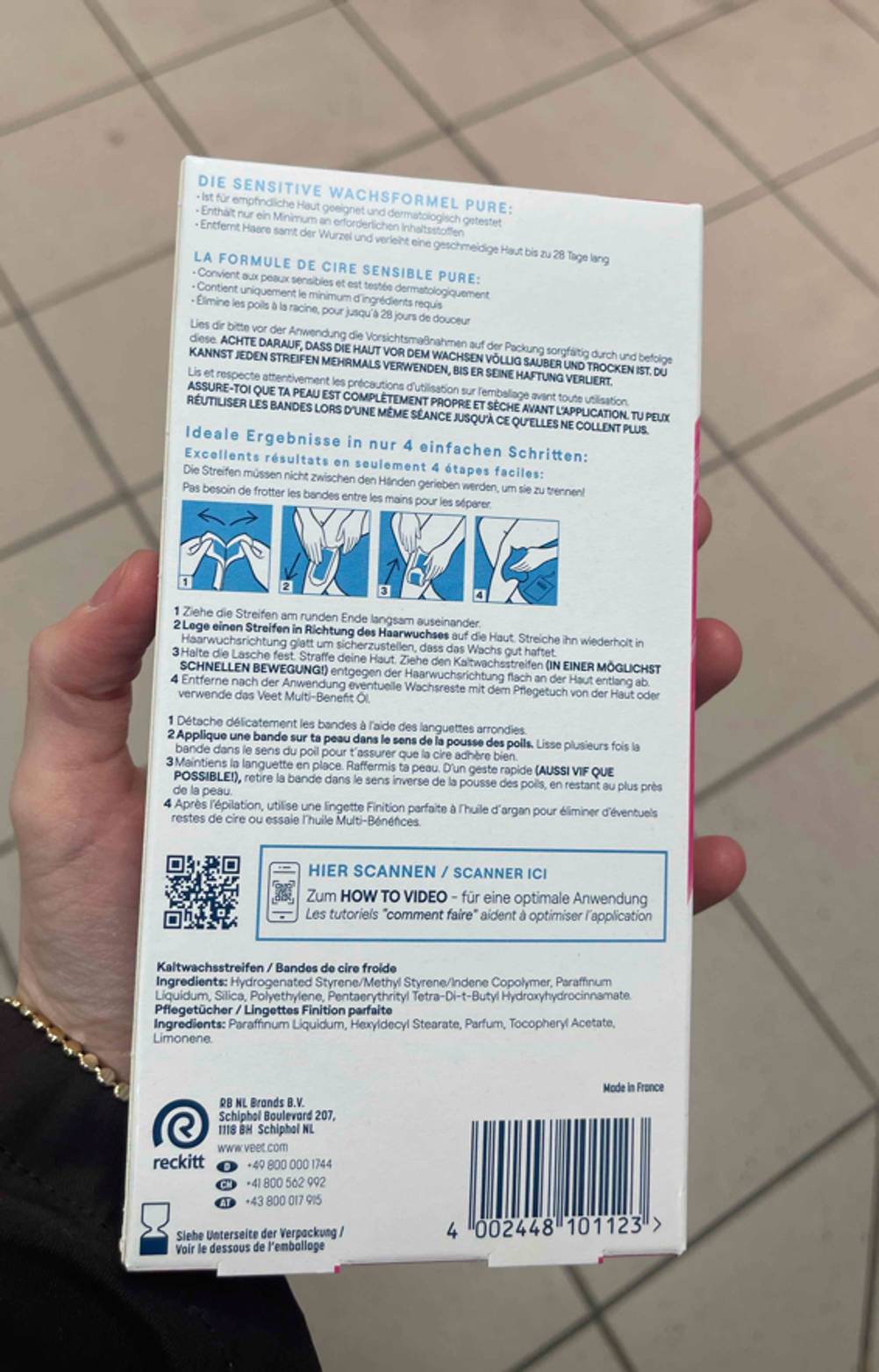 Auf der Rückseite der Verpackung von getesteten Kaltwachsstreifen stehen bebilderte Informationen.