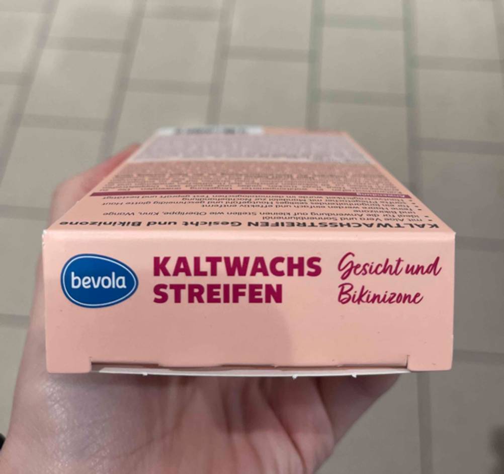 Nahaufnahme des Logos und der Artikelbezeichnung auf dem Kopf der Verpackung der getesteten Kaltwachsstreifen Gesicht.