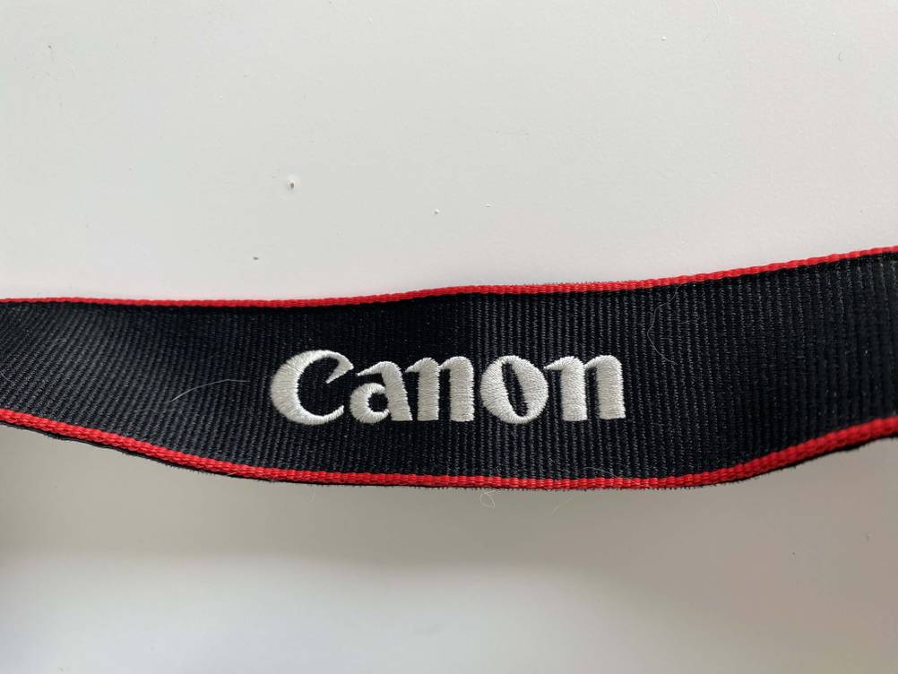 Nahaufnahme des Logos auf einer getesteten Kamera-Handschlaufe.