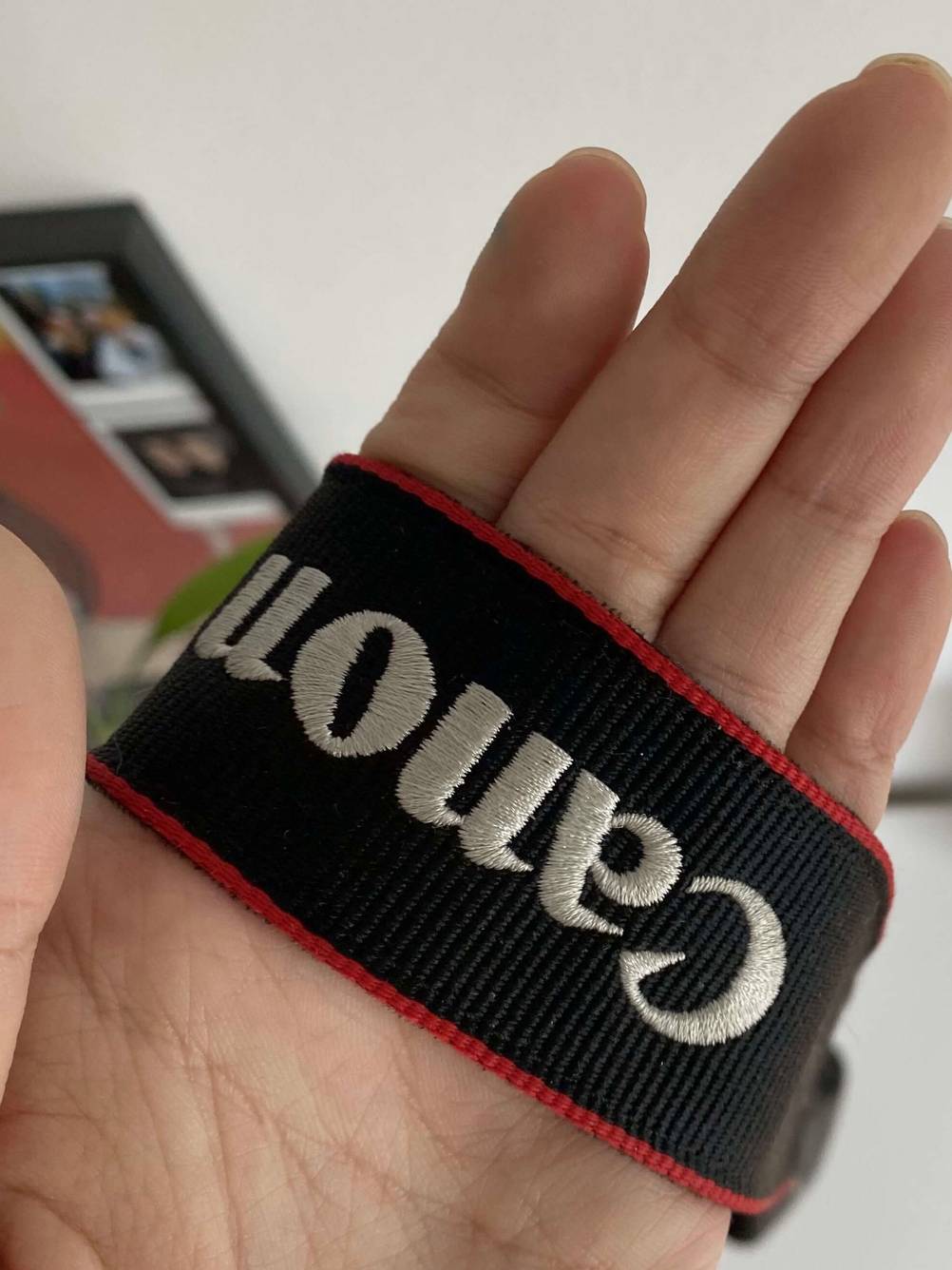 Canon-Handschlaufe in einer Hand