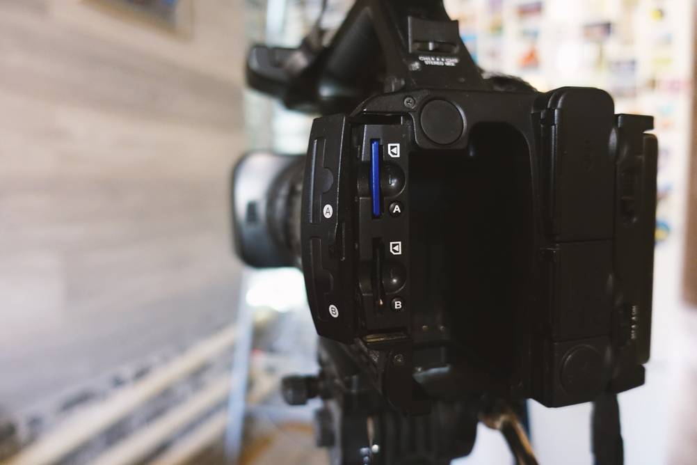 Rückansicht einer Kamera auf Stativ, in der eine getestete XQD-Speicherkarte steckt.