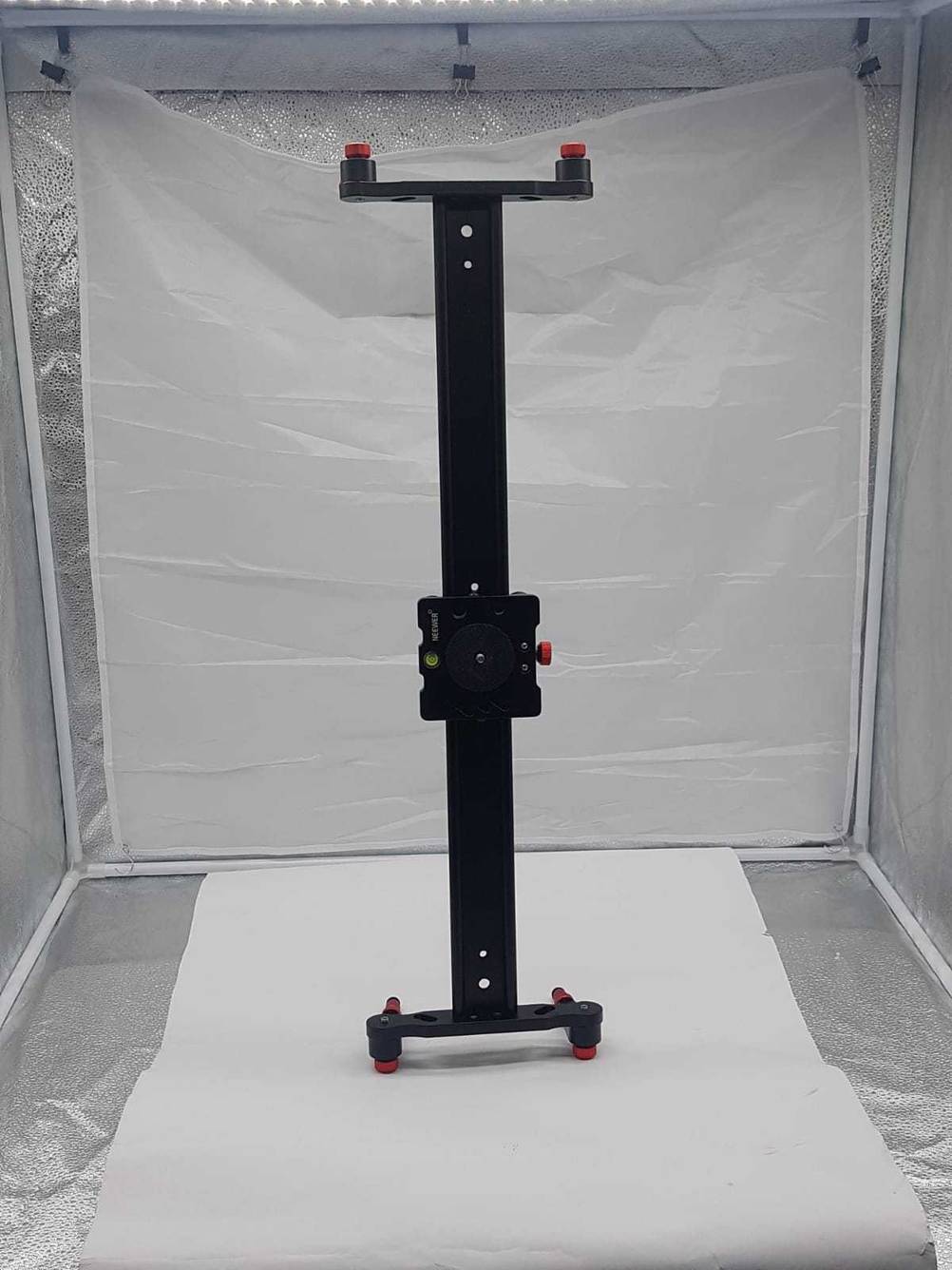 Getestet: Ein stehender Kamera-Slider von vorne in einer Fotobox.
