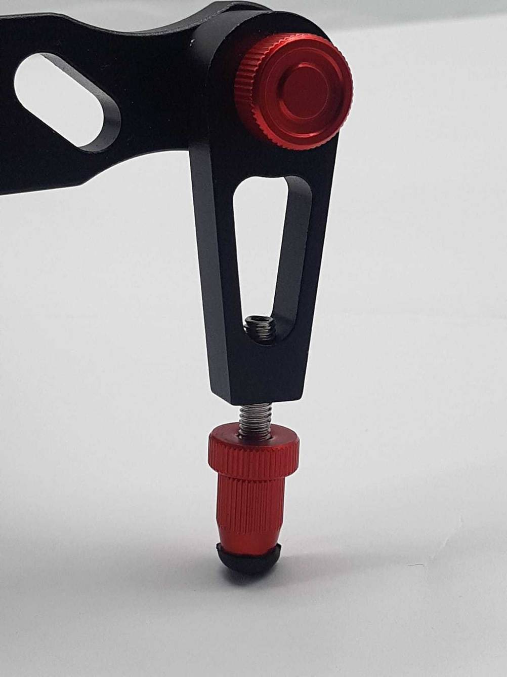 Kamera-Slider im Test: Detailaufnahme der verstellbaren Füße des Kamera-Sliders vor einer hellen Fläche.