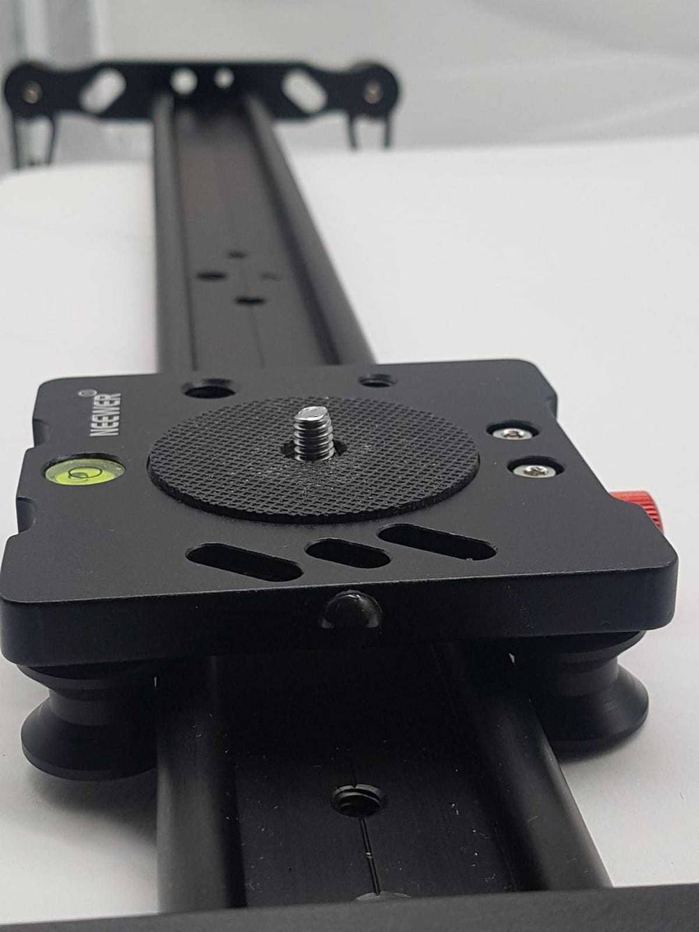 Kamera-Slider getestet: Nahaufnahme des Schrau bgewindes zum befestigen der Kamera.