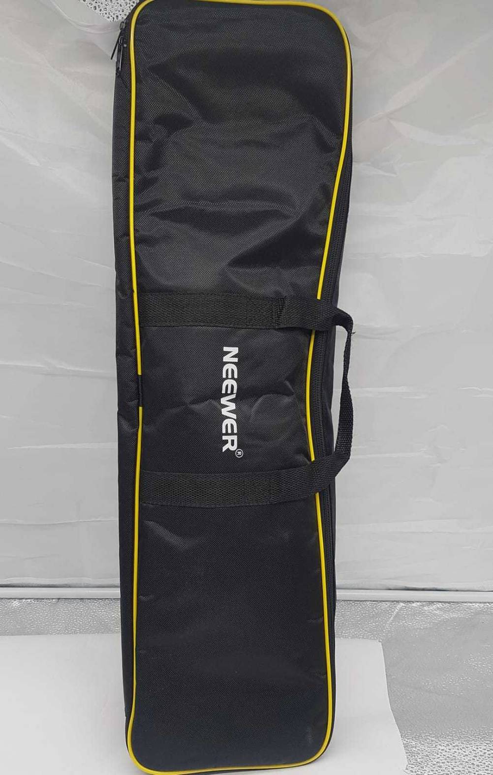 Transporttasche des Kamera-Slider im Test vor einer hellen Fläche stehend.