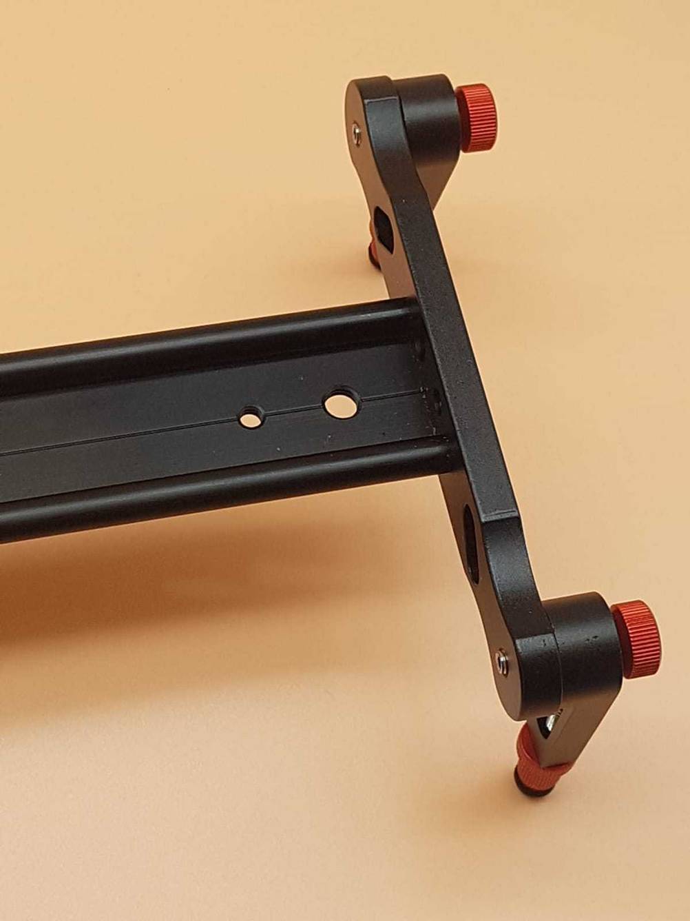 Nahaufnahme der Verbindung von Slider und einstellbaren Füßen des Kamera-Slider im Test.