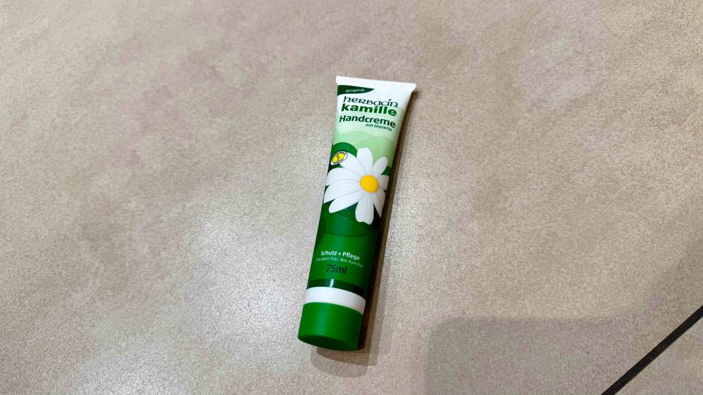 Kamille-Handcreme im Test: Eine Tube auf einer hellen Fläche.