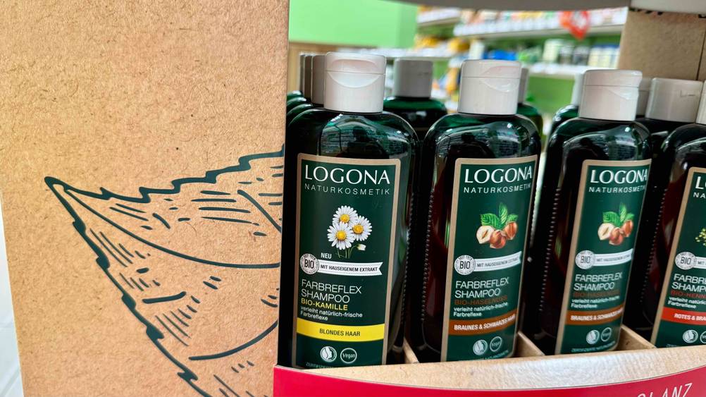 Mehrere Flaschen des getesteten Kamille-Shampoos in einem Aufsteller.