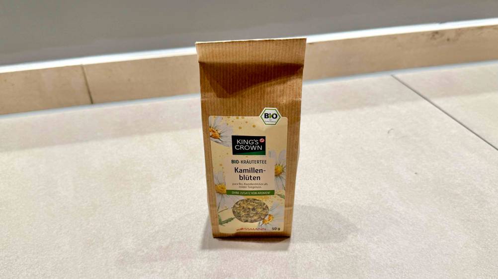 Getestet: Eine Packung Kamillenblüten von schräg oben auf einem hellen Boden.
