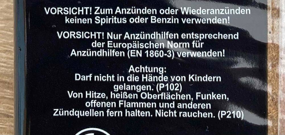 Kaminanzünder getestet: Nahaufnahme zu Vorsichtsmaßnahmen auf der Packung.