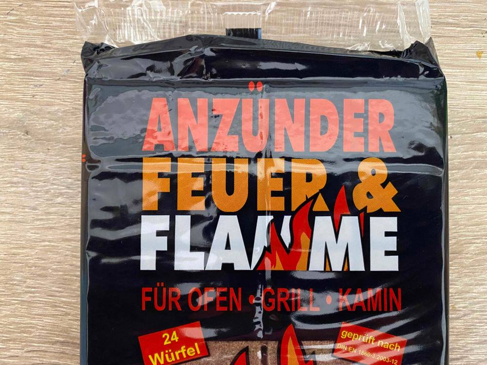 Nahaufnahme der Artikelbezeichnung und der Marke auf einer Packung getesteter Kaminanzünder.