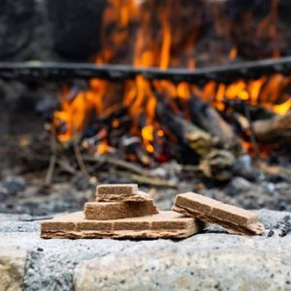 kaminanzuender vor feuer