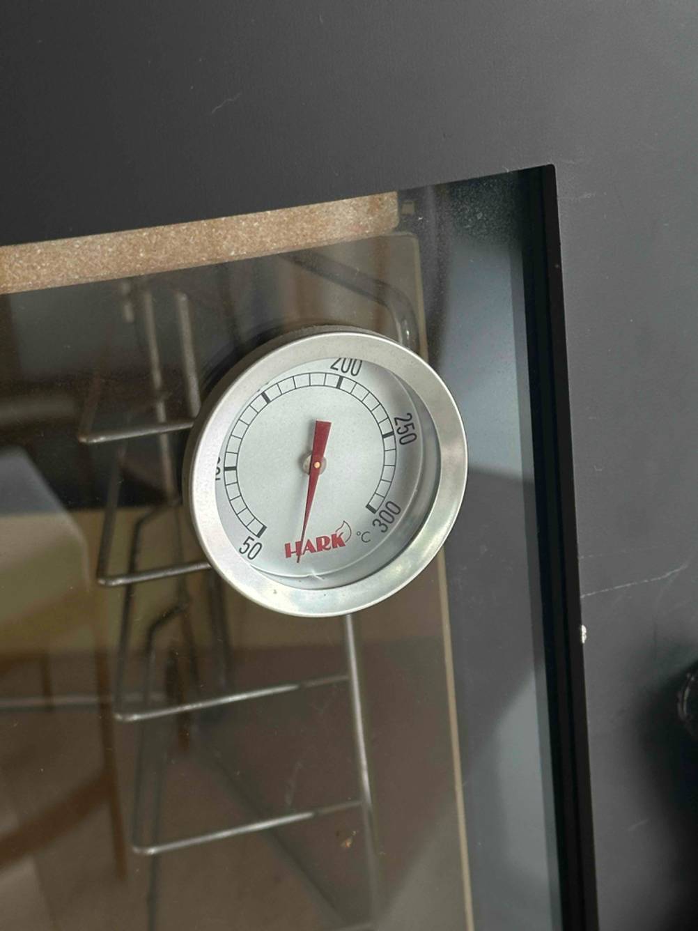 An einem getesteten Kaminofen wasserführend ist ein Thermometer angebracht.
