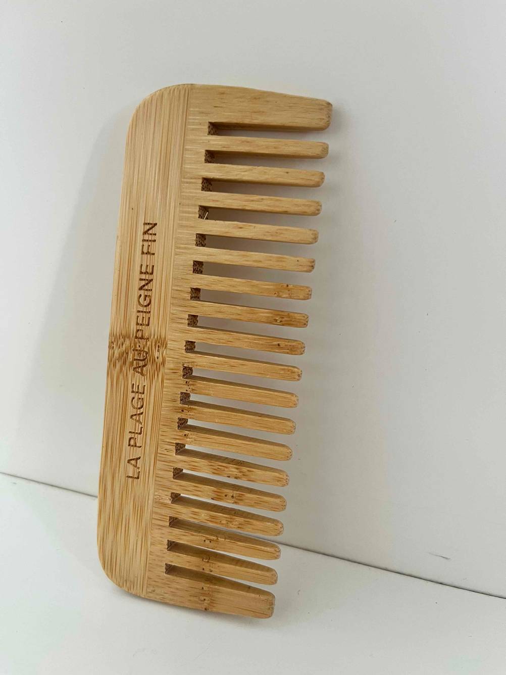 Ein getesteter Kamm lehnt an einer hellen Fläche.