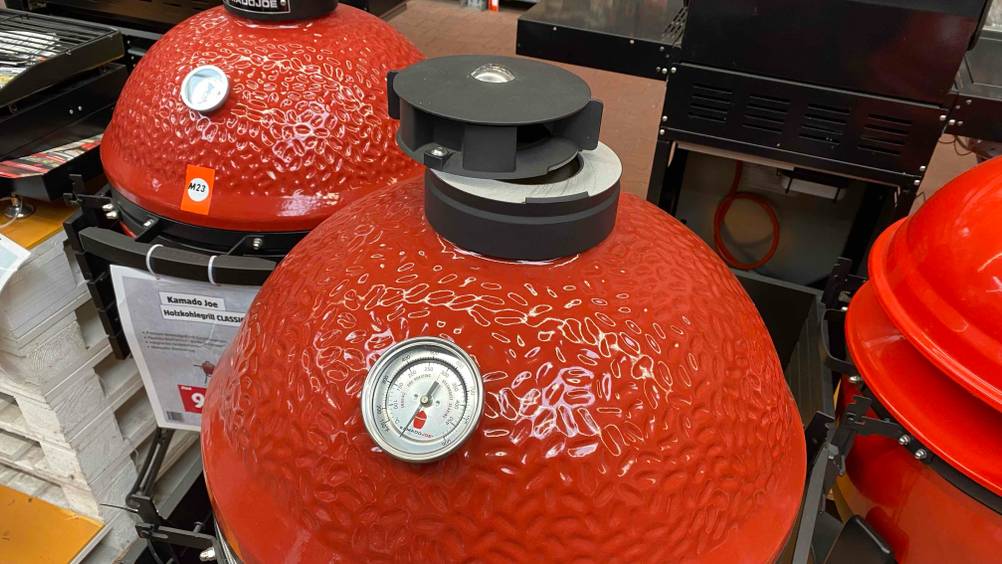 Detailansicht des Deckels mit Temperaturanzeige eines getesteten Kamado-Grills.