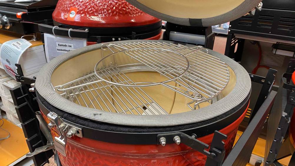 Detailansicht der Grillfläche eines geöffneten Kamado-Grills im Test.