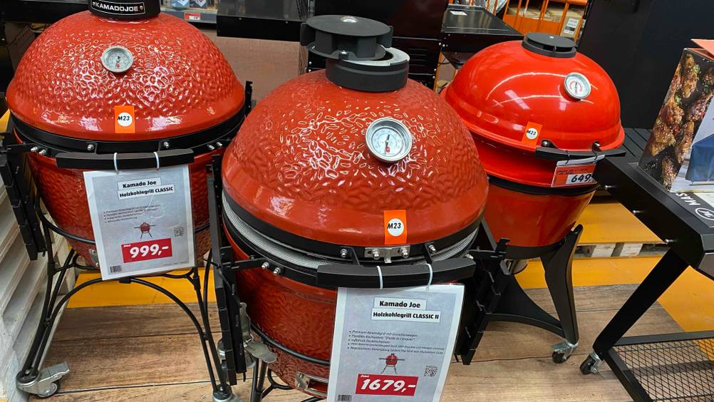 Kamado Grill im Test: Drei verschiedene Modelle stehen nebeneinander auf einem Podest.