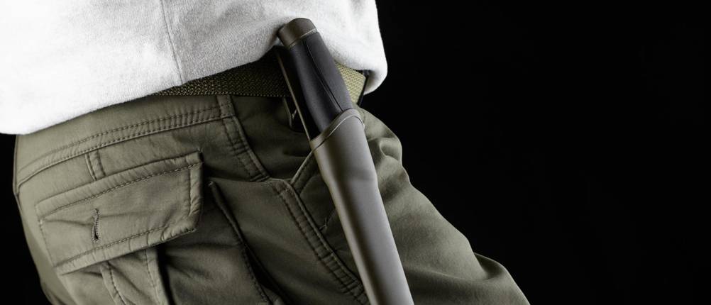 Kandar-Messer-Test: Seitliche Ansicht einer Person, die ein Messer in einem Holster an ihrer Hose trägt.