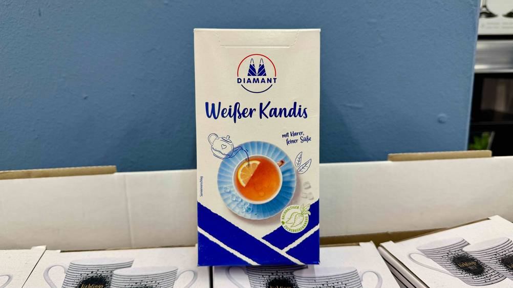 Der getestete Kandiszucker vor einer blauen Wand.