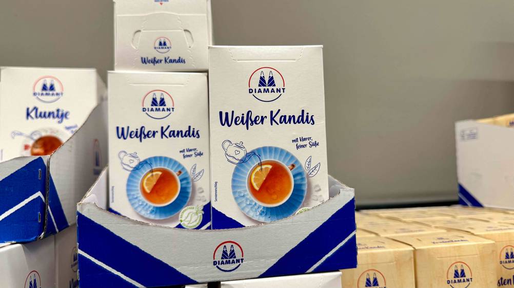 Mehrere Packungen des getesteten Kandiszuckers in einem Karton.
