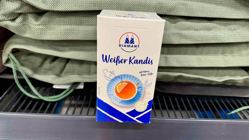 Vor einigen Polstern steht eine Packung Kandiszucker im Test.