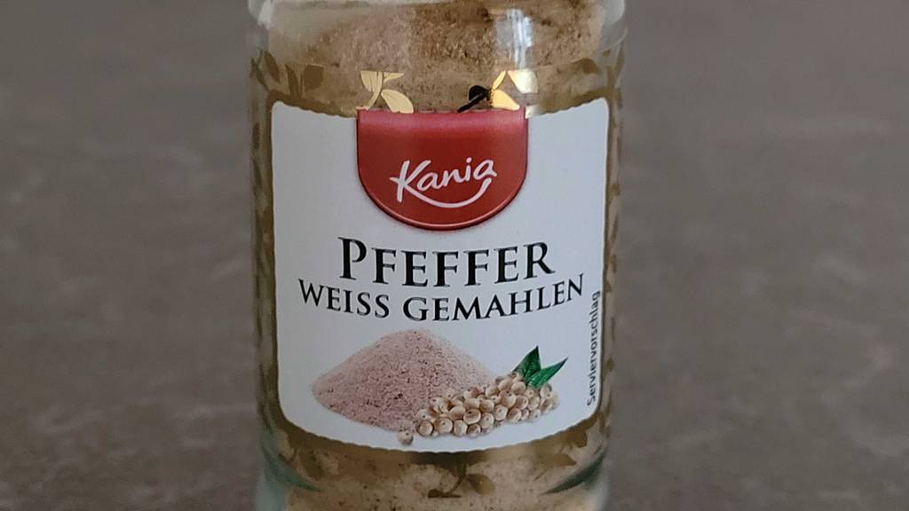 Im Test: Weißer Pfeffer der Marke Kania, der sich gemahlen in einem transparenten Dosierspender befindet.