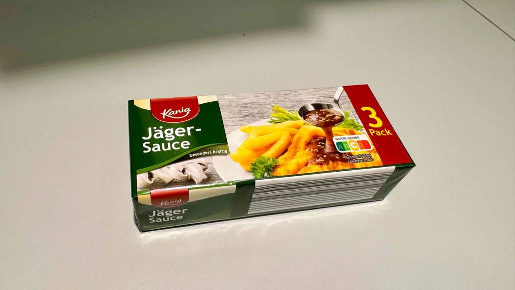 Jägersoße im Test: Ein 3er Pack liegt auf einer weißen Fläche.