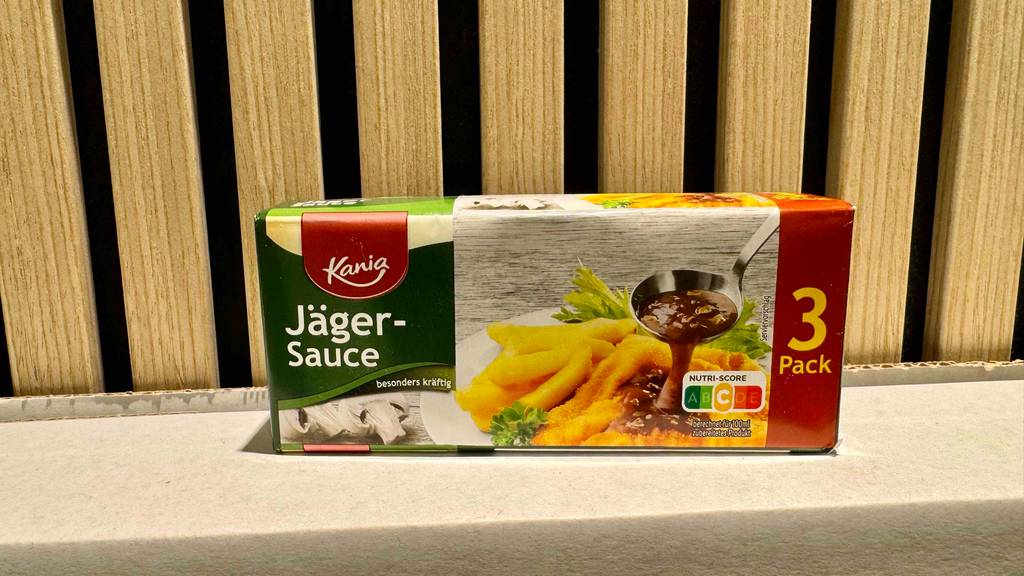 Eine Packung Jägersoße steht zum testen auf einem weißen Regalbrett.