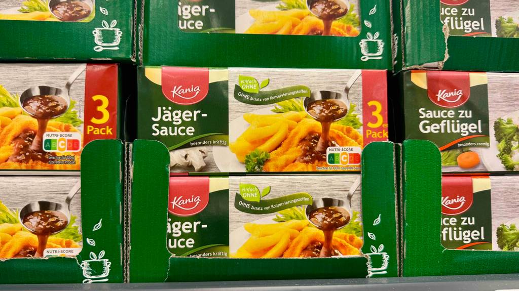 Jägersoße im Test: Mehrere Packungen stehen gestapelt zwischen anderen Sorten.