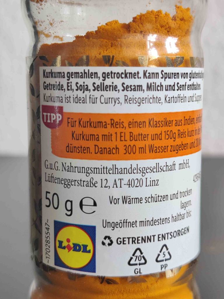 Detailansicht des Produkt-Etiketts auf einer Dosierdose inklusive Kurkumapulver im Test.