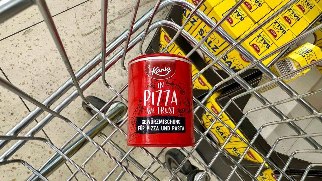 Eine Dose mit getesteter Pizza-Gewürzmischung liegt in einem Einkaufskorb.