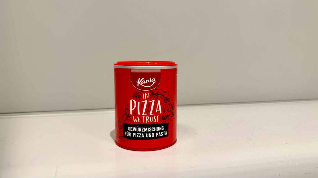 Im Test: Pizza-Gewürzmischung in der roten Dose steht auf einer weißen Oberfläche.