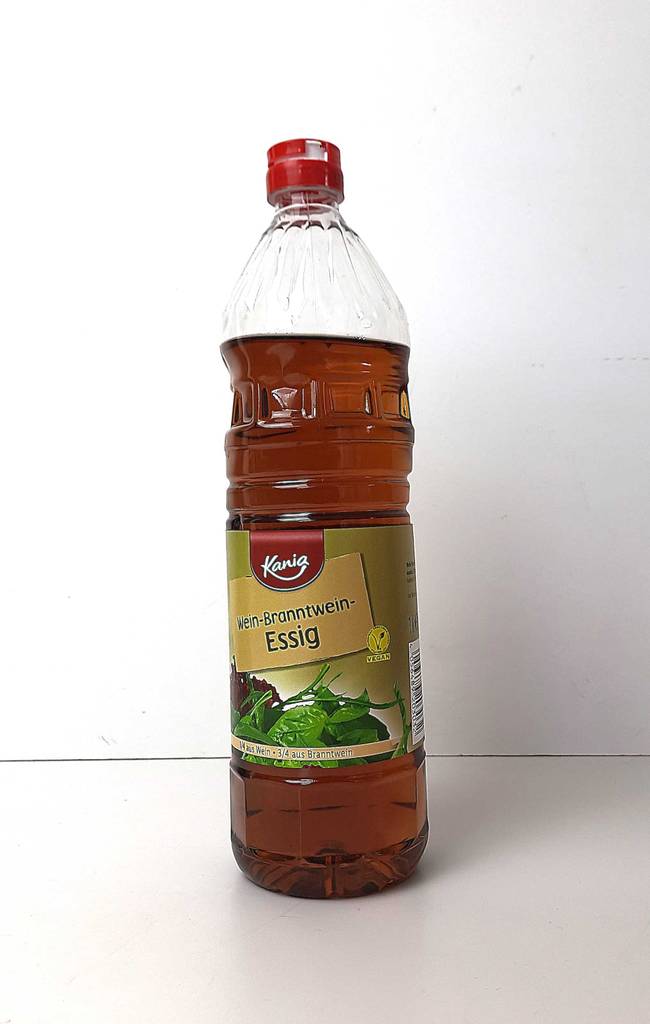 Im Test: Weinessig in der Kunststoffflasche steht vor einem weißen Hintergrund.