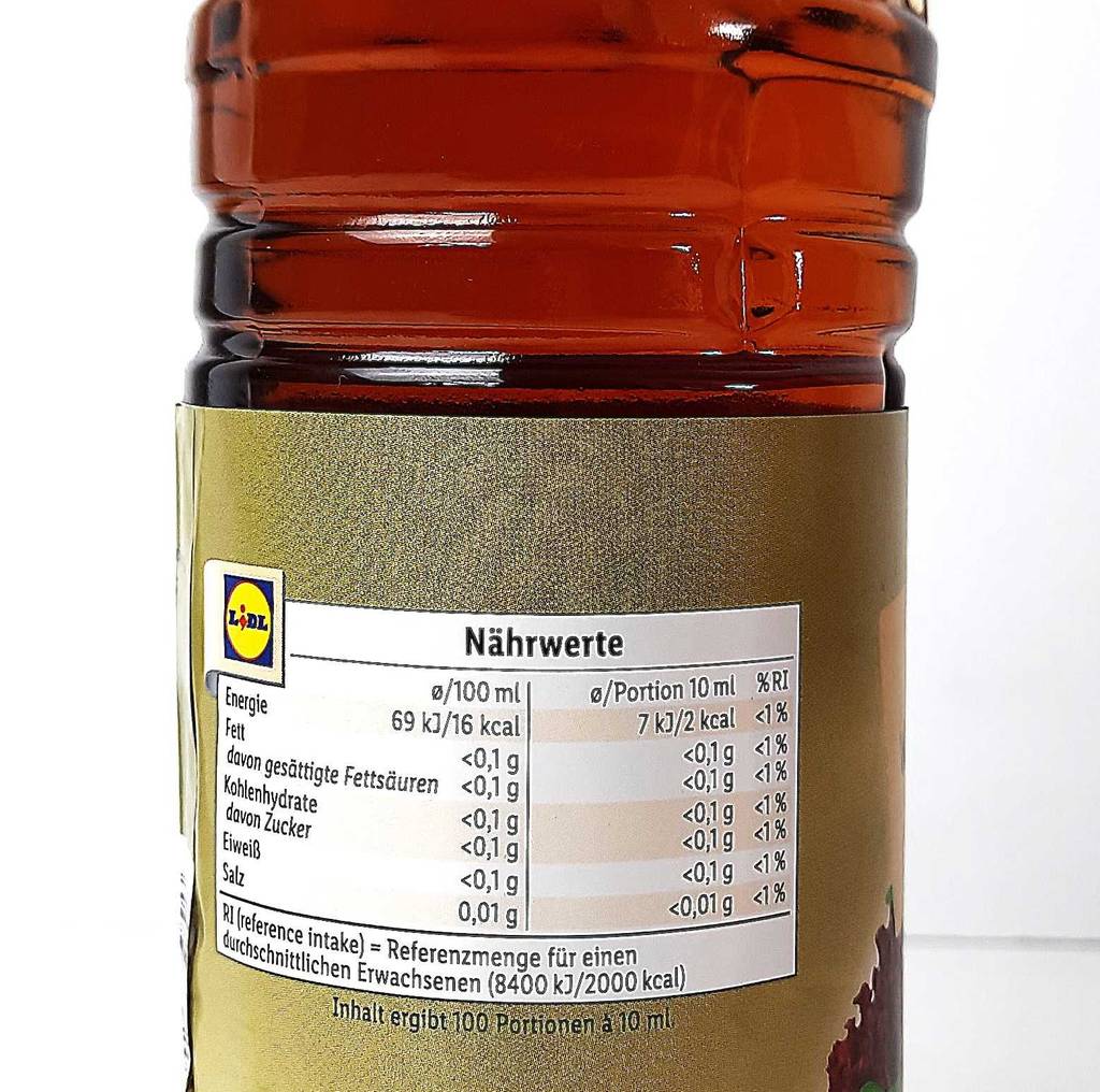 Im Test: Weinessig in der Kunststoffflasche mit Nährwertangaben auf dem Etikett.