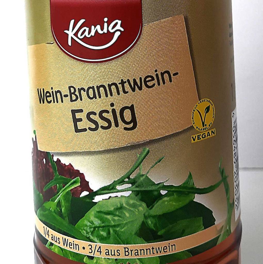 Im Test: Weinessig aus Branntwein, der Fokus liegt auf dem Produktetikett der Kunststoffflasche.