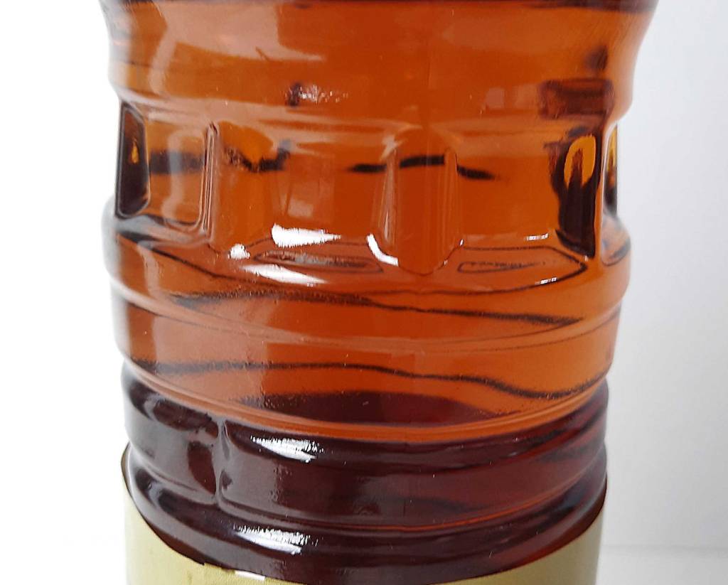 Die Detailansicht eines getesteten Weinessigs in der Kunststoffflasche.
