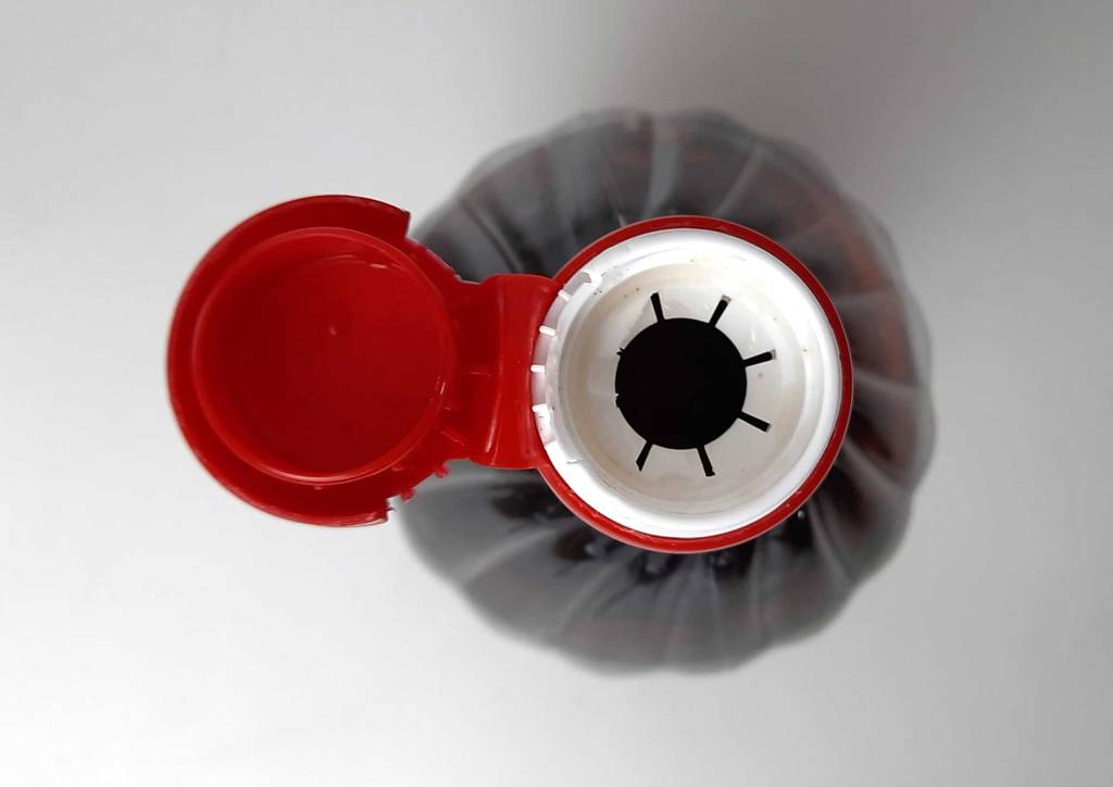 Eine geöffnete Kunststoffflasche von oben gesehen, inklusive getestetem Weinessig.