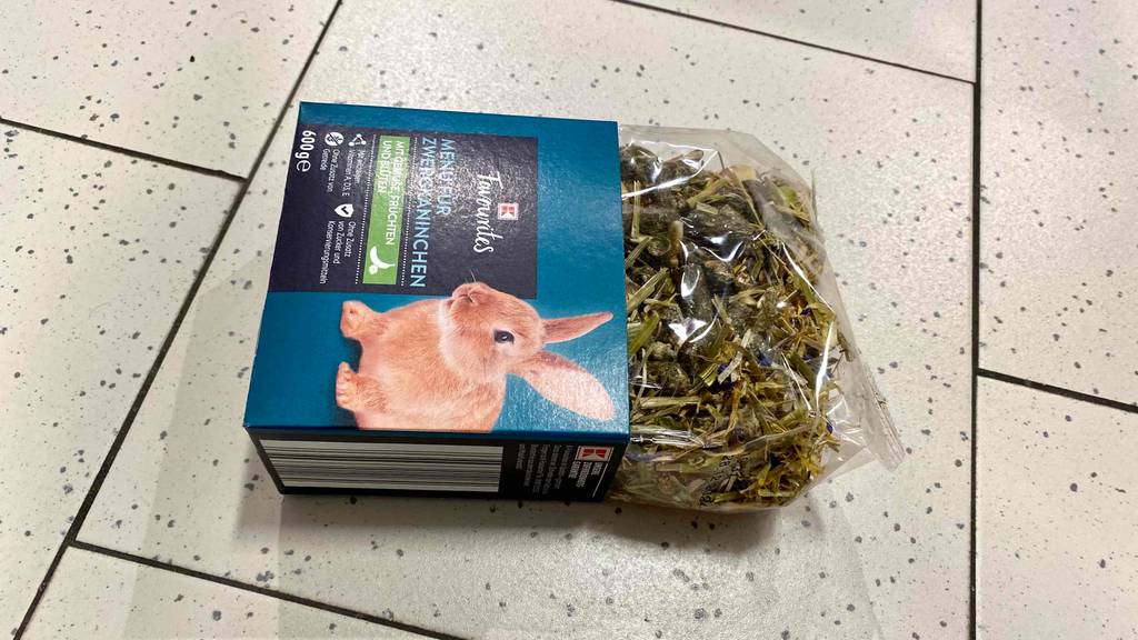 Getestetes Kaninchenfutter liegt verpackt auf dem Boden.