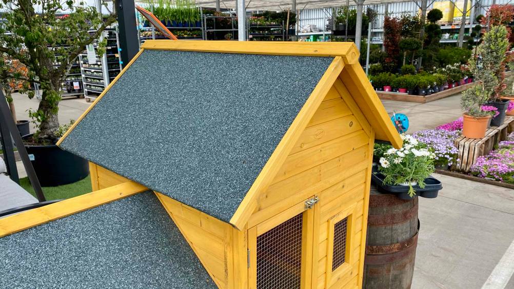 Kaninchenstall im Test: Nahaufnahme des Daches mit Dachpappe.