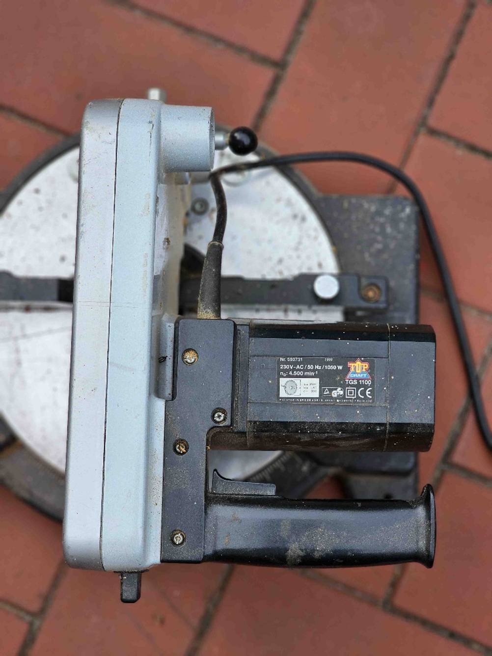 Kappsäge getestet: Nahaufnahme eines Aufklebers mit Informationen zur Stromzufuhr.