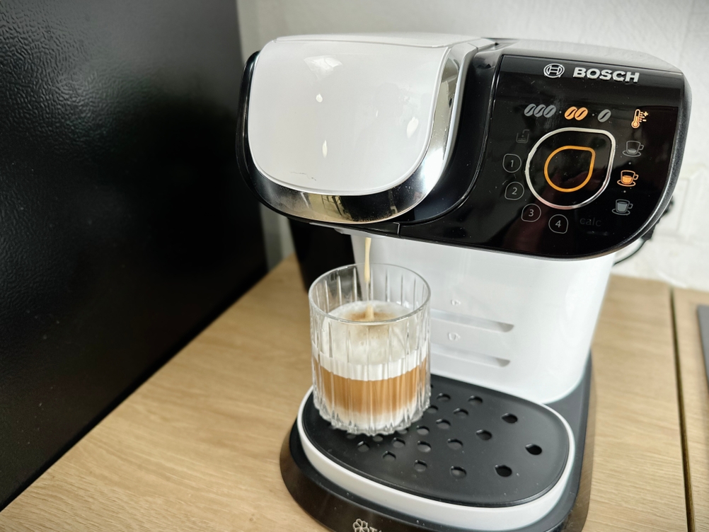 Ein Kaffee wird mit der Bosch Tassimo My Way 2 zubereitet. Der Brühvorgang läuft, das Glas füllt sich langsam.