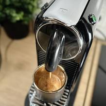 Ein Espresso läuft in eine kleine Tasse unter der De’Longhi Citiz. Der Brühvorgang ist in vollem Gange.