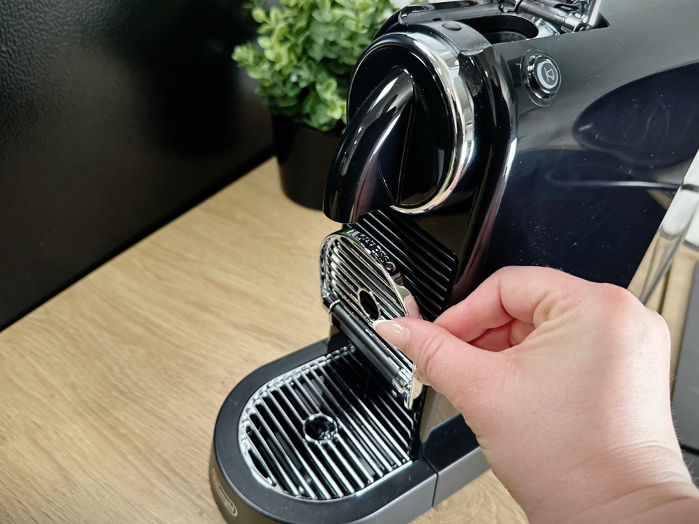 Die Tassenablage der Citiz wird von Hand hochgeklappt. Eine größere Tasse kann nun eingesetzt werden.