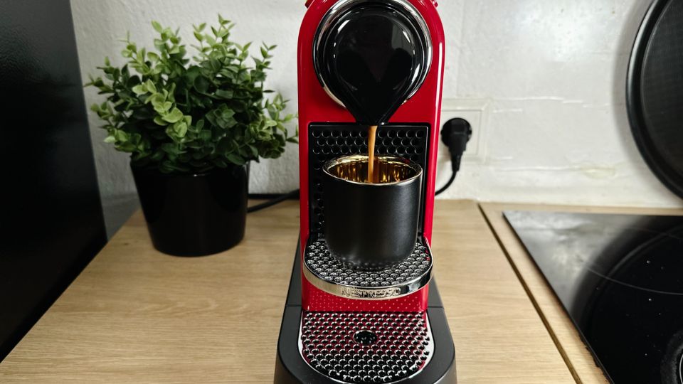 Espresso läuft aus der Krups Nespresso XN7415 Citiz in eine Tasse. Der Brühvorgang ist im Gange.