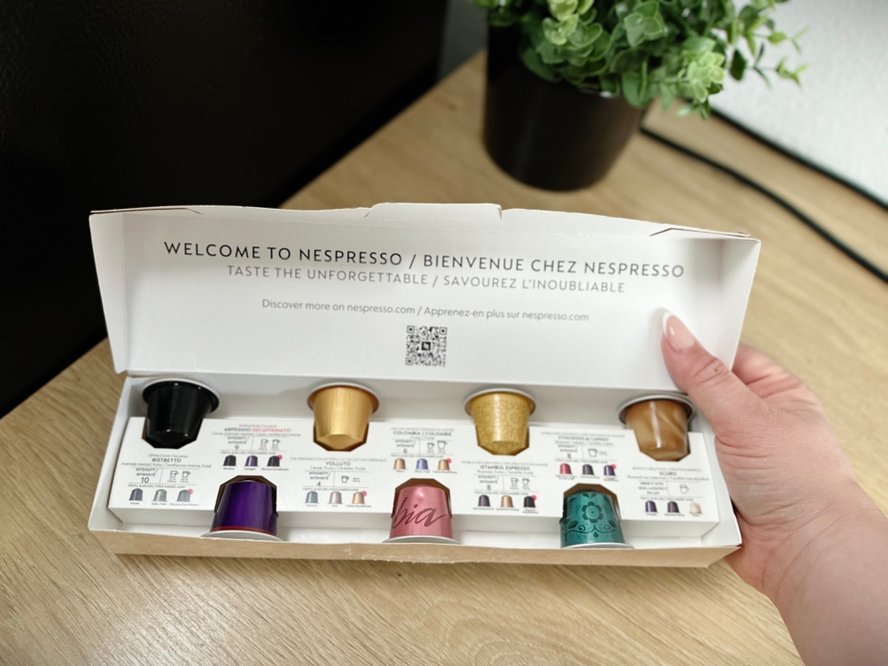 Eine Auswahl an Nespresso-Kapseln liegt in einer Box. Verschiedene Farben und Sorten sind zu erkennen.