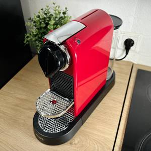 Die Krups Nespresso XN7415 steht auf einer Küchenfläche. Die Maschine ist von der Seite zu sehen.