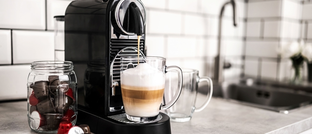 Kapselmaschinen-Test: schwarze Kapselmaschine bereitet einen Latte Macchiato zu.