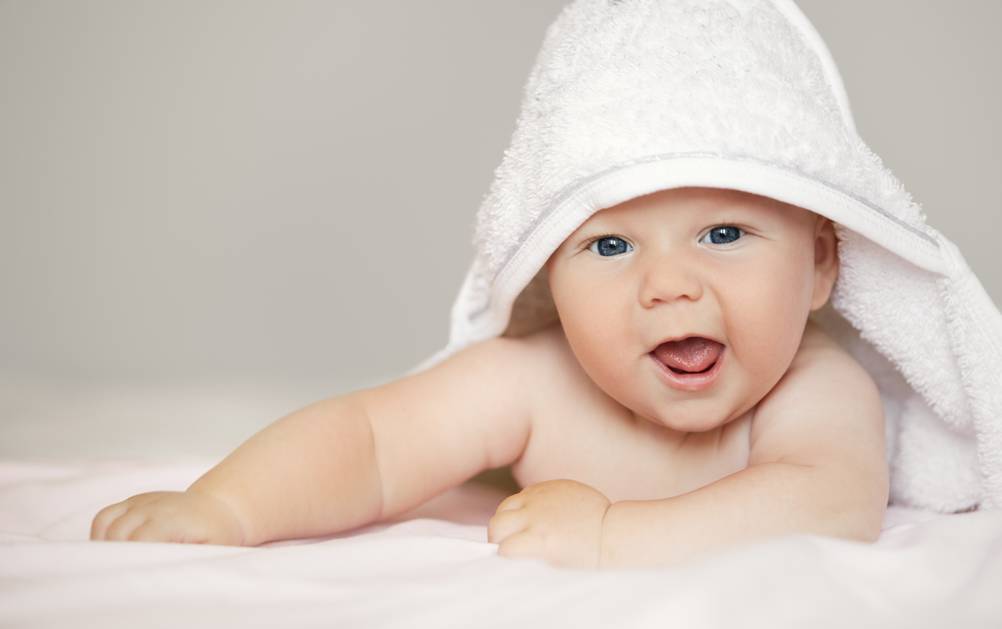 Kapuzenhandtuch im Test: Baby mit weißem Kapuzenhandtuch