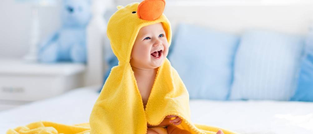 Kapuzenhandtuch-Test: Lachendes Kind mit Enten-Kapuzenhandtuch